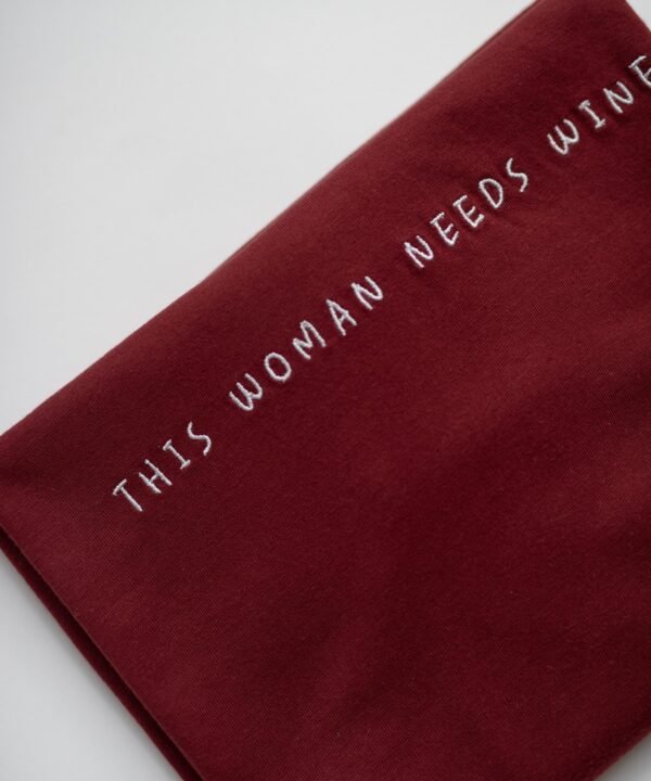 This woman needs wine Marškinėliai