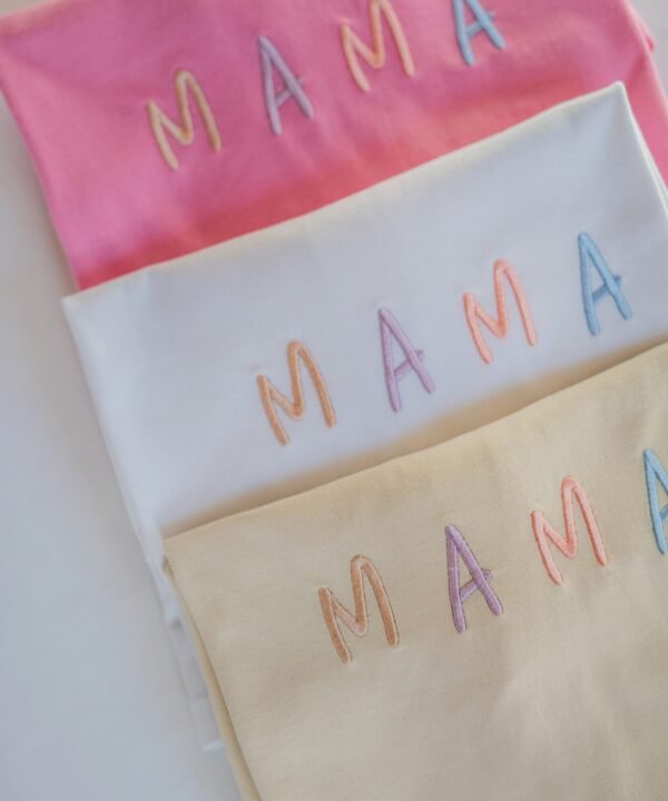 Mama skirtingų raidžių spalvos Marškinėliai