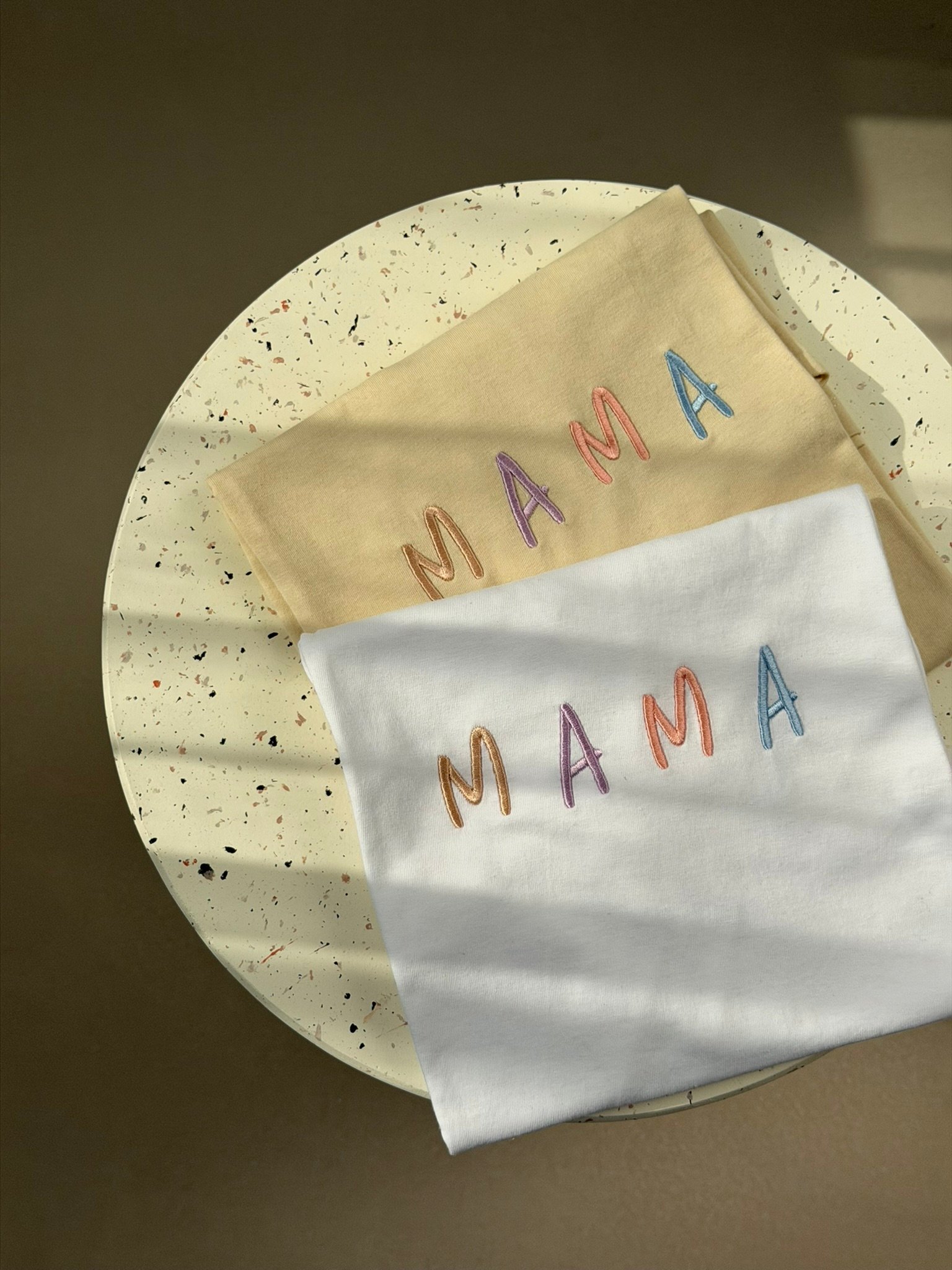 Mama skirtingų raidžių spalvos Marškinėliai - Image 2