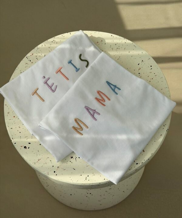 Mama skirtingų raidžių spalvos Marškinėliai