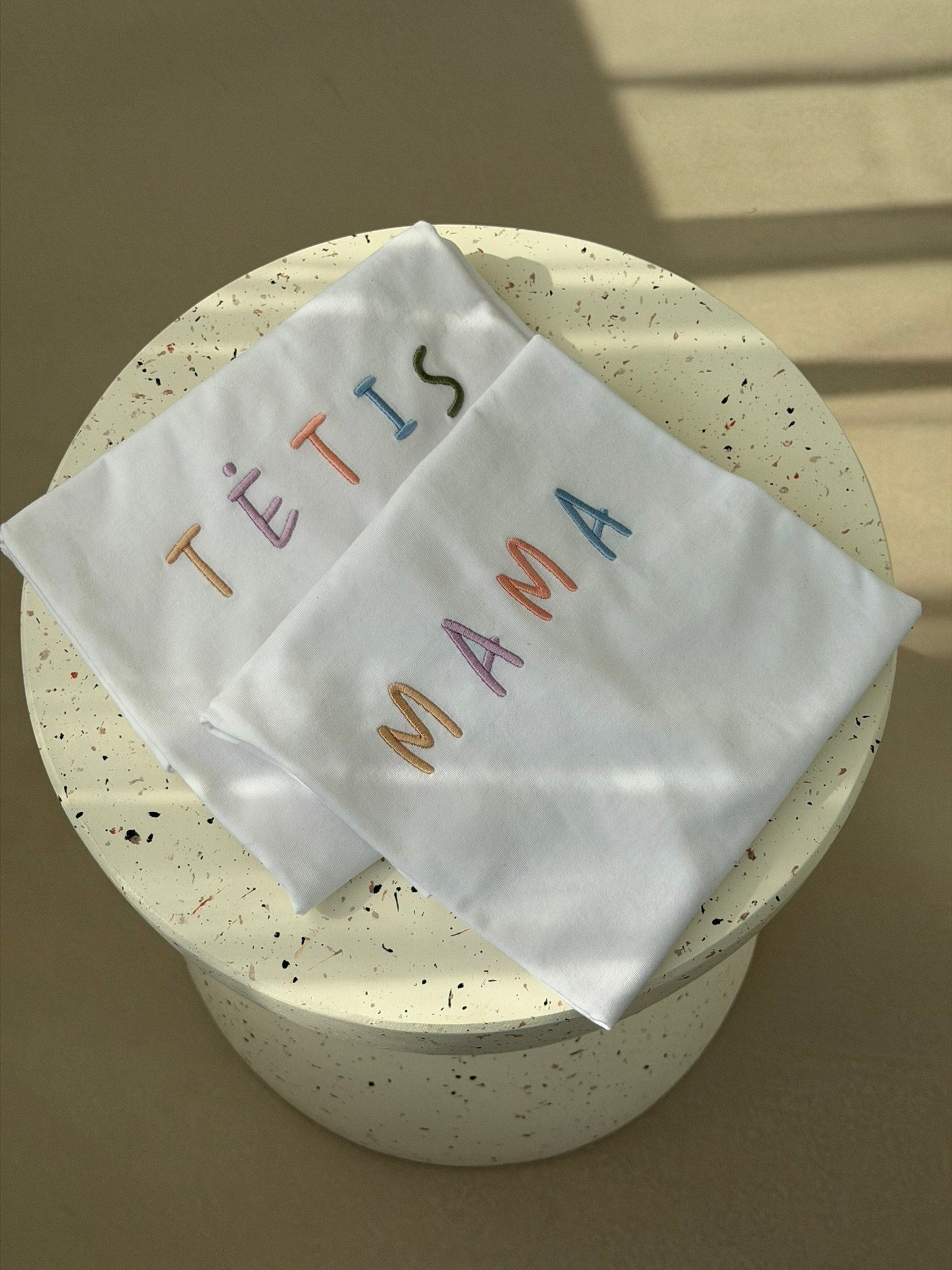 Mama skirtingų raidžių spalvos Marškinėliai