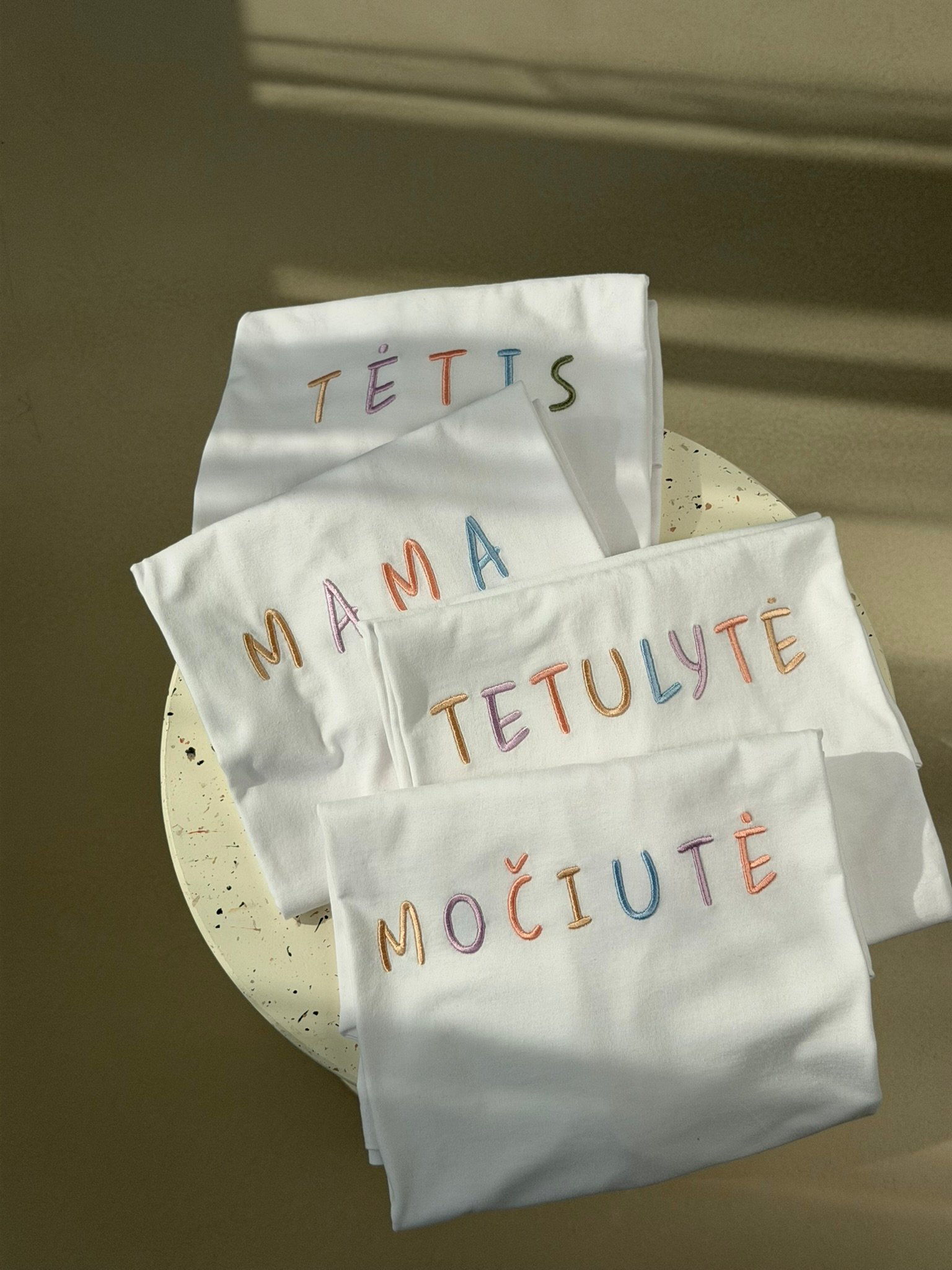 Mama skirtingų raidžių spalvos Marškinėliai - Image 4