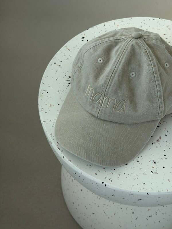 Turime vietoje Mama kepurė su siuvinėjimu