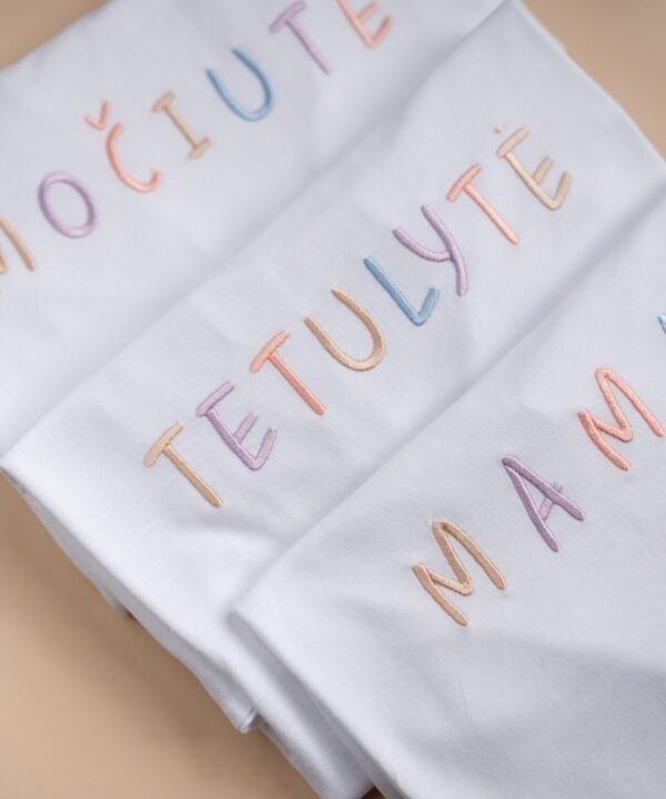 Tetulytė skirtingų raidžių spalvų marškinėliai