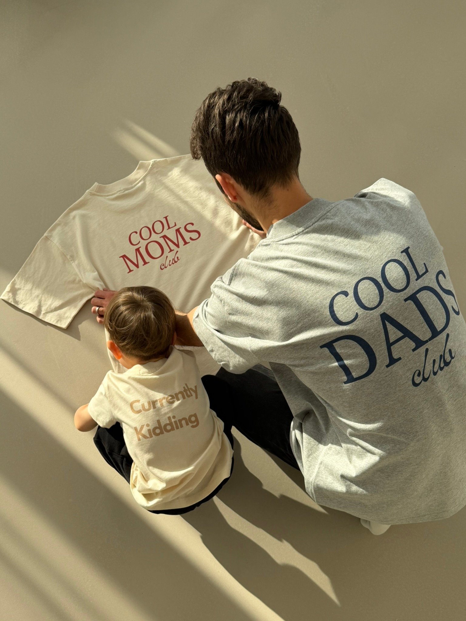 Oversized marškinėliai Cool Dads/Cool Moms club