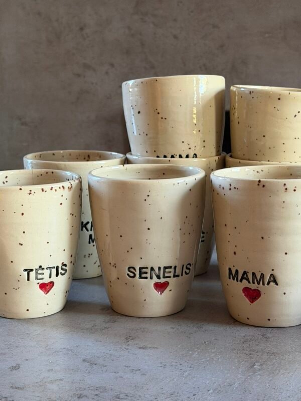 Rankų darbo puodeliai su užrašais